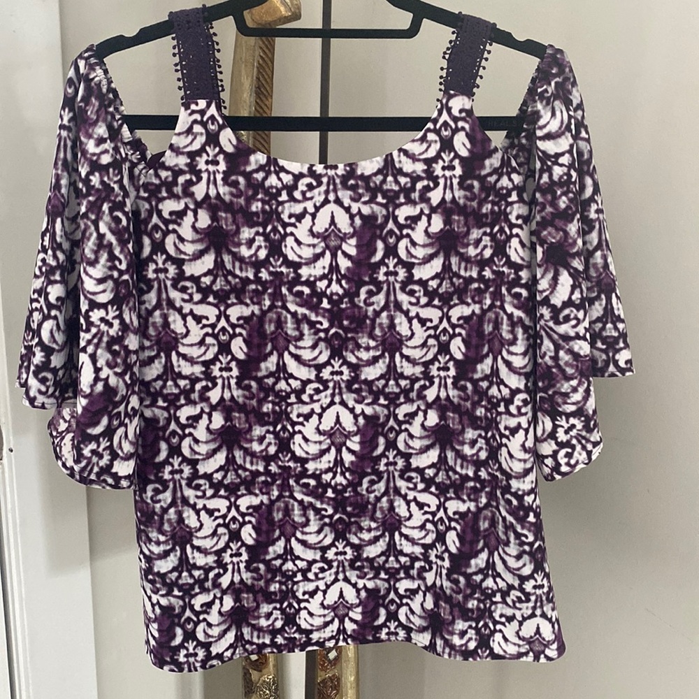 Kensie Blouse. Cold Shoulder. Size XS.